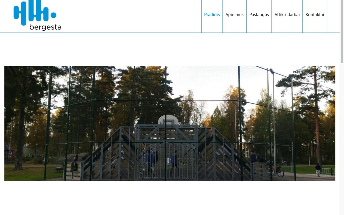 Bergesta svetainės pradžios ekrano vaizdas su prekės ženklu, navigacija ir aptvertos sporto aikštelės nuotrauka.