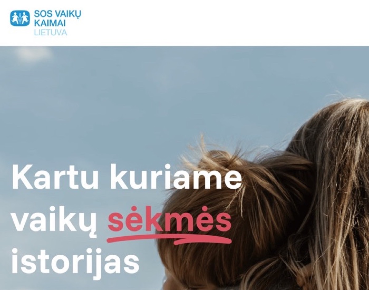 Apkarpyta viešo SOS vaikų kaimai Lietuvos puslapio viršutinė dalis su ženklu ir hero antrašte; slapukų sutikimo langas ir aukojimo forma į kadrą nepatenka.